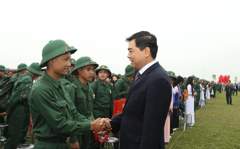 Ông Nguyễn Hoài Anh, Ủy viên Trung ương Đảng, Phó Bí thư Tỉnh ủy, Chủ tịch UBND tỉnh Thanh Hóa dự lễ giao, nhận quân năm 2026 tại xã Triệu Sơn. Ảnh: Phong Sắc