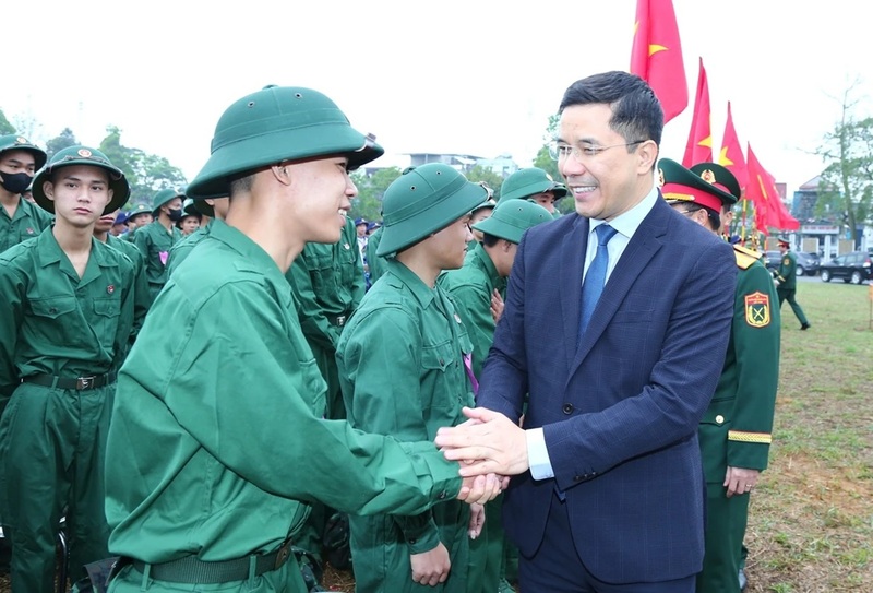 Cũng trong sáng nay 5/3, tại phường Tĩnh Gia, ông Nguyễn Hồng Phong, Ủy viên dự khuyết Trung ương Đảng, Phó Bí thư Thường trực Tỉnh ủy Thanh Hóa dự lễ giao, nhận quân năm 2026 tại điểm giao nhận quân số 8, Ban Chỉ huy Phòng thủ khu vực 5 - Tĩnh Gia. Ảnh: Quốc Hương