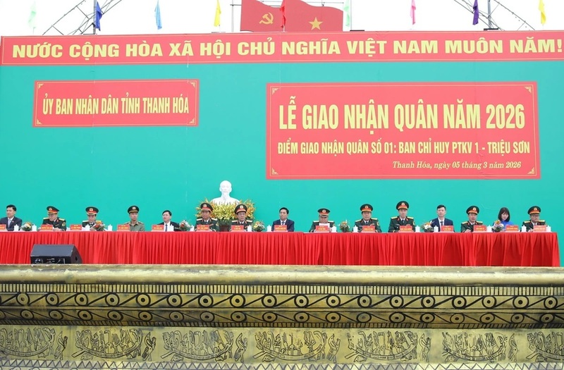 Dự lễ giao nhận quân tại phường Hạc Thành có ông Nguyễn Doãn Anh, Ủy viên Trung ương Đảng, Bí thư Tỉnh ủy Thanh Hóa; Thượng tướng Lê Đức Thái, Ủy viên Trung ương Đảng, Thứ trưởng Bộ Quốc phòng; Trung tướng Hà Thọ Bình, Tư lệnh Quân khu 4; các đồng chí Ủy viên Ban Thường vụ Tỉnh ủy: Mai Xuân Liêm, Phó Chủ tịch Thường trực UBND tỉnh; Thiếu tướng Vũ Văn Tùng, Chỉ huy trưởng Bộ Chỉ huy Quân sự tỉnh; Thiếu tướng Tô Anh Dũng, Giám đốc Công an tỉnh; cùng lãnh đạo các sở, ngành cấp tỉnh, lãnh đạo 15 xã, phường giao nhận quân và đông đảo người dân, người thân của các tân binh lên đường nhập ngũ. Ảnh: Minh Hiếu