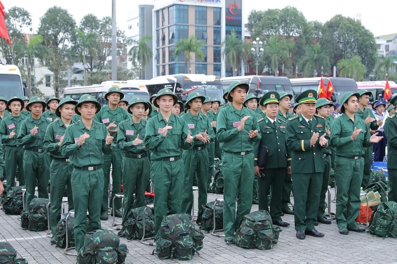 Năm 2026, điểm giao nhận quân số 01 - Ban Chỉ huy Phòng thủ khu vực 1 - Triệu Sơn có 561 công dân của 15 phường, xã: Hạc Thành, Quảng Phú, Đông Quang, Đông Sơn, Đông Tiến, Hàm Rồng, Sầm Sơn, Nam Sầm Sơn, Lưu Vệ, Quảng Yên, Quảng Ngọc, Quảng Ninh, Quảng Bình, Tiên Trang, Quảng Chính lên đường nhập ngũ. Trong đó, thực hiện nghĩa vụ quân sự có 497 công dân; thực hiện nghĩa vụ công an có 64 công dân.Các chiến sĩ mới nhập ngũ vào các đơn vị gồm: Bộ Tư lệnh Thủ đô, Vùng 4 Hải quân, Bộ Tổng tham mưu, Quân khu 4, Quân chủng Hải quân, Quân chủng Phòng không - Không quân, Công an tỉnh Thanh Hóa. Ảnh: Minh Hiếu