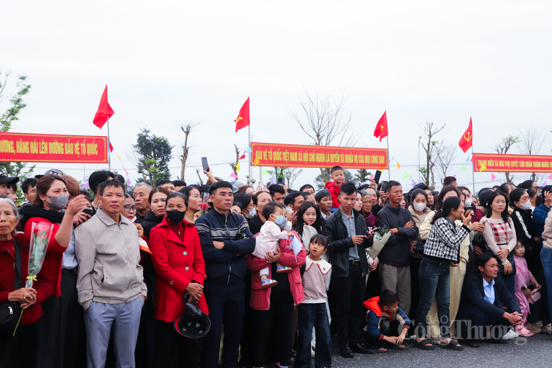 Hàng nghìn người thân của tân binh dõi theo buổi lễ.
