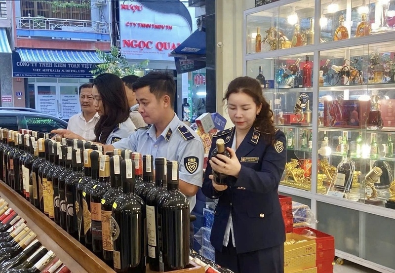 Các Đội Quản lý thị trường kiểm tra hoạt động sản xuất, kinh doanh, dịch vụ và lưu thông hàng hóa trên địa bàn. Ảnh: ĐVCC