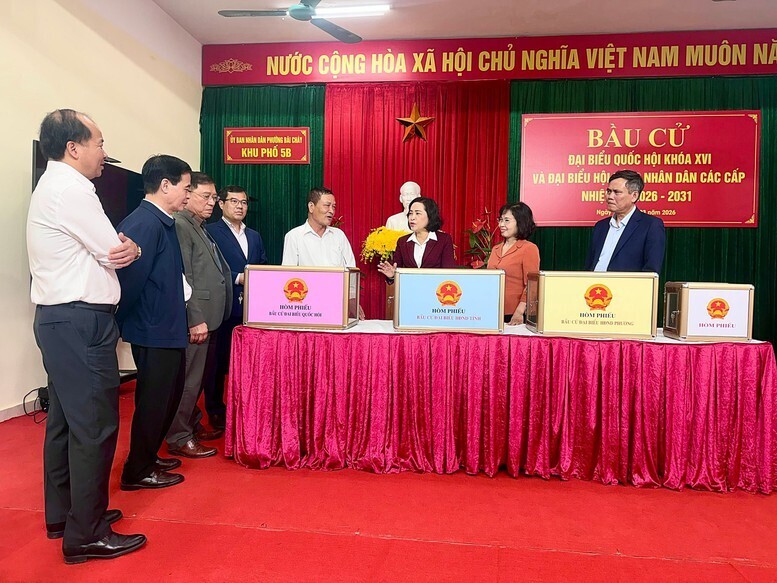 Phó Chủ tịch Quốc hội Nguyễn Thị Thanh cùng đoàn công tác kiểm tra công tác chuẩn bị cho bầu cử, tại một điểm bầu cử thuộc tỉnh Quảng Ninh.