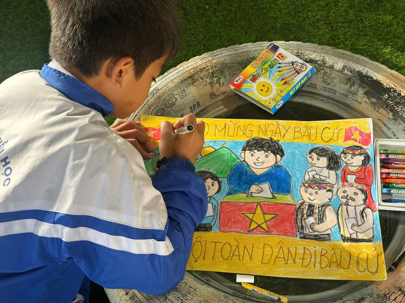 Nhiều bức tranh sinh động về ngày hội bầu cử đã được các em thể hiện qua từng nét vẽ sinh động. Ảnh: Nguyễn Dương