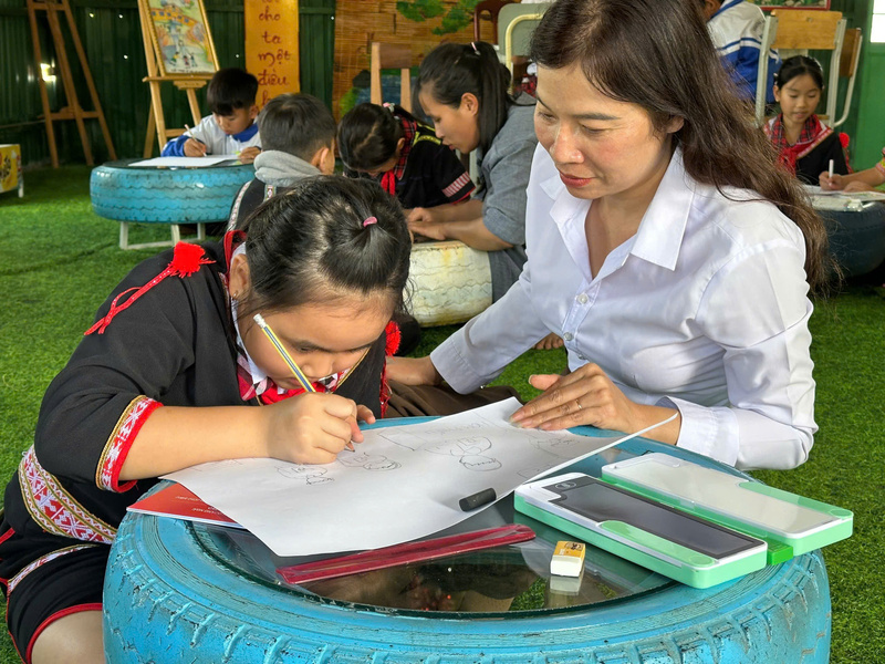 Các cô giáo tận tình hướng dẫn các em học sinh vẽ tranh. Ảnh: Nguyễn Dương