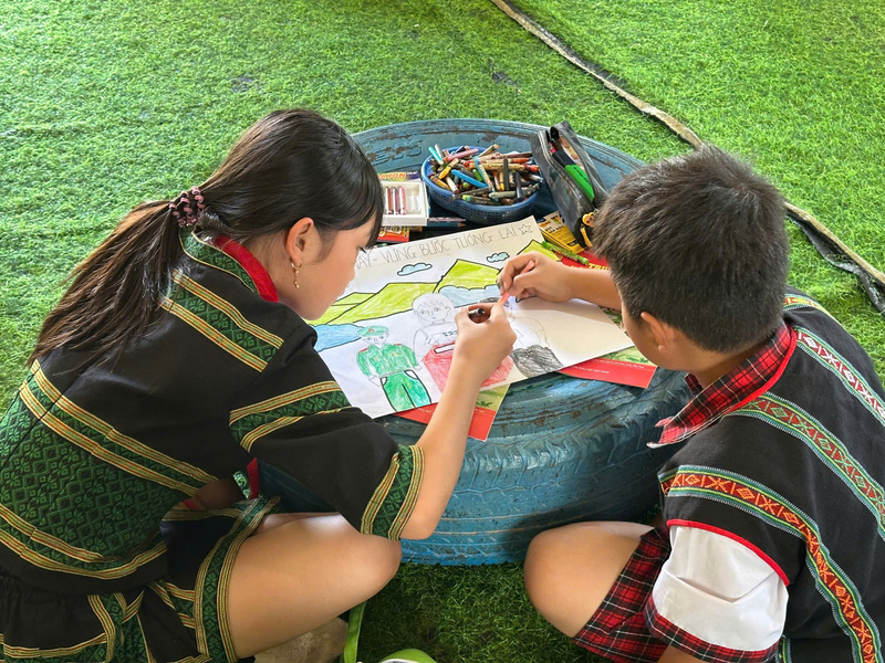 Nhiều chủ đề được các em học sinh thể hiện bằng những nét vẽ hồn nhiên trong trẻo. Ảnh: Nguyễn Dương