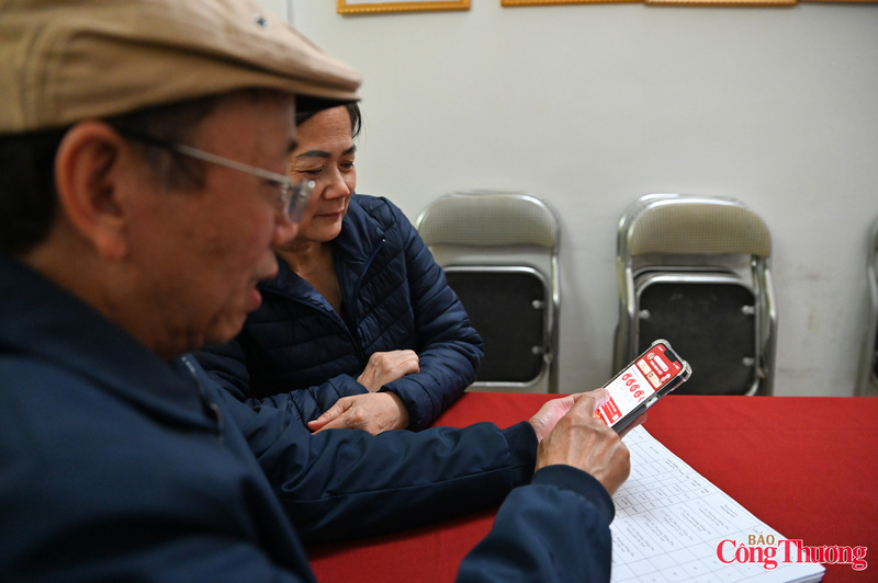 Nhiều cử tri được ông Việt hướng dẫn cụ thể đăng nhập vào VNeID và bỏ phiếu trực tuyến.