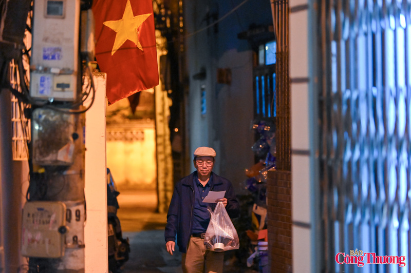 Khi ngày bầu cử cận kề, khối lượng công việc cũng bước vào giai đoạn gấp rút hoàn thiện. Dù ban ngày hay tối muộn, ông Việt cùng các cán bộ trong tổ bầu cử và đoàn viên thanh niên vẫn miệt mài đi từng ngõ, gõ từng nhà phát thẻ cử tri, đồng thời hướng dẫn và nhắc nhở người dân tham gia bầu cử đầy đủ, đúng quy định.