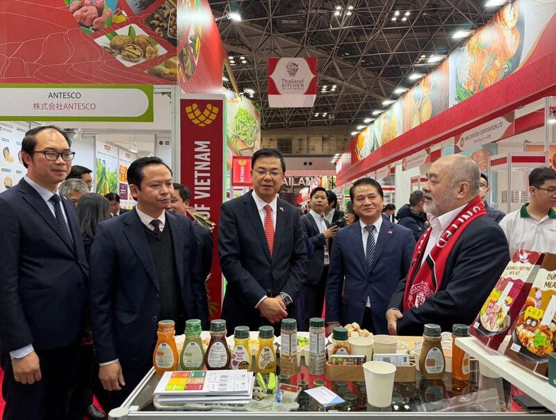 Các đại biểu tham quan gian hàng Việt Nam tại Hội chợ Quốc tế Thực phẩm và Đồ uống Foodex Japan 2026.