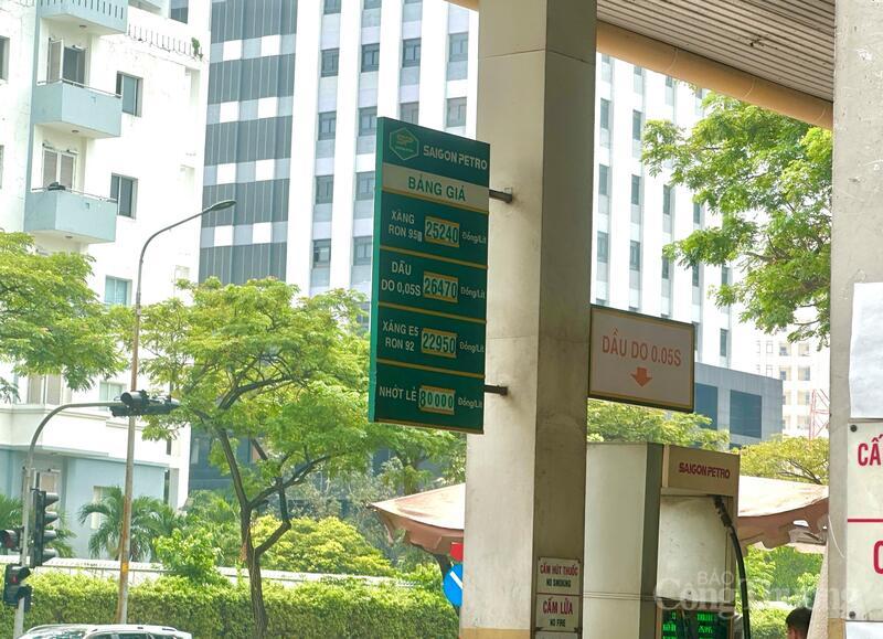 Giá xăng dầu được niêm yết sáng nay tại cây xăng đường An Dương Vương