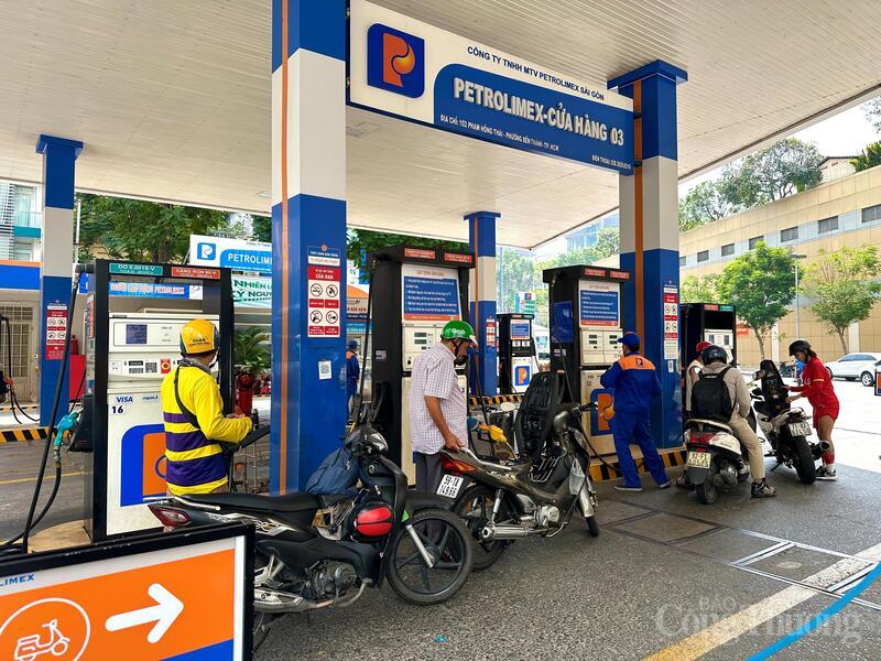 Theo các doanh nghiệp kinh doanh xăng dầu, sau kỳ điều hành giá ngày 12/3, thị trường đã nhanh chóng trở lại trạng thái cân bằng. Các đơn vị bán lẻ tiếp tục duy trì nguồn hàng ổn định, bảo đảm cung ứng đầy đủ cho hệ thống cửa hàng.