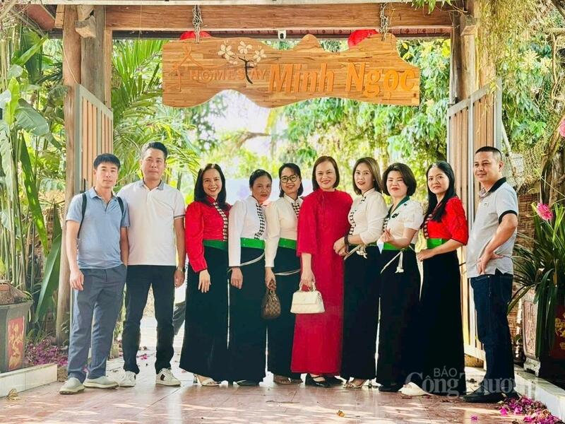 Du khách chụp ảnh lưu niệm tại homestay Minh Ngọc.