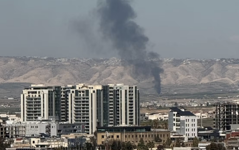 Khói bốc lên từ hiện trường vụ rơi máy bay không người lái ở ngoại ô Erbil, Iraq. Ảnh: CNN