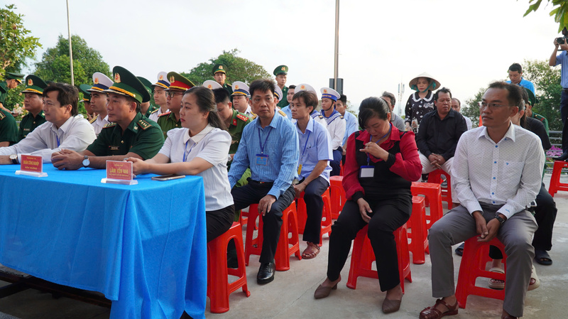 Từ sớm, lực lượng vũ trang và cử tri trên đảo đã đi bỏ phiếu sớm, thực hiện quyền công dân. Ảnh: CTV