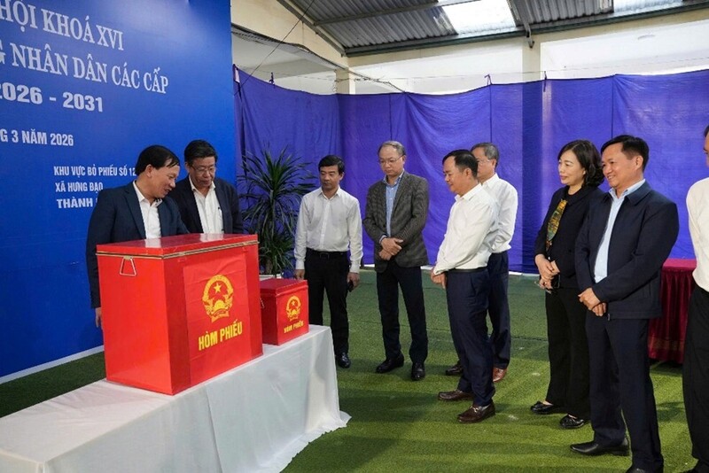 Lãnh đạo xã Hưng Đạo (TP. Hà Nội) triển khai công tác kiểm tra sẵn sàng cho ngày bầu cử. Ảnh: H.Linh