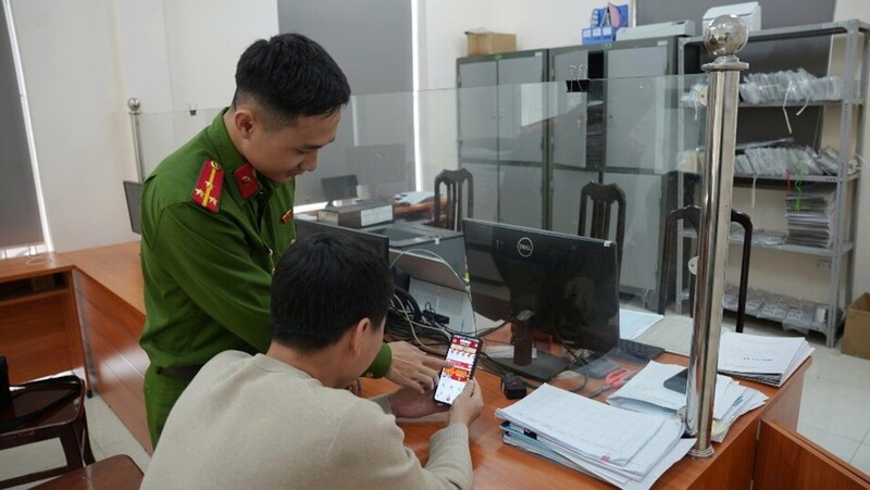 Cán bộ Công an xã Hưng Đạo hướng dẫn người dân tra cứu thông tin cử tri và ứng cử viên trên nền tảng số, góp phần đẩy mạnh chuyển đổi số trong công tác bầu cử. Ảnh: H.Linh