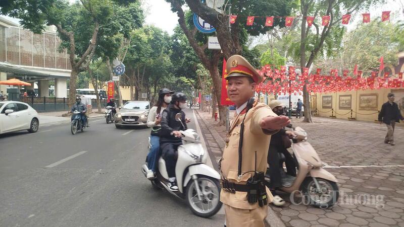 Cán bộ Cảnh sát giao thông Hà Nội điều tiết giao thông, hướng dẫn cử tri đến các khu vực bỏ phiếu. Ảnh: Hải Sơn