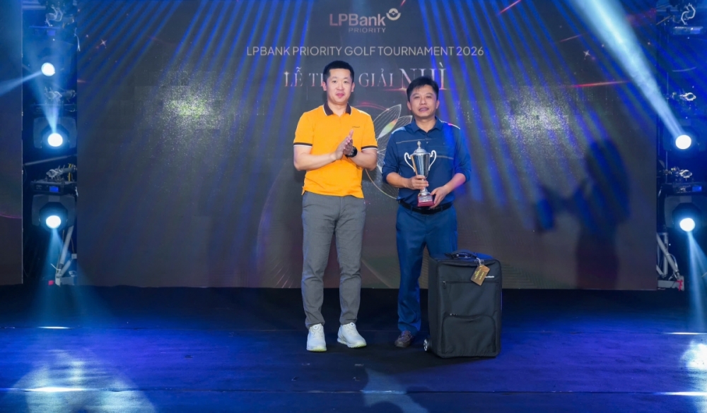 Golfer nhận giải Nhì tại Gala LPBank Priority Golf Tournament 2026