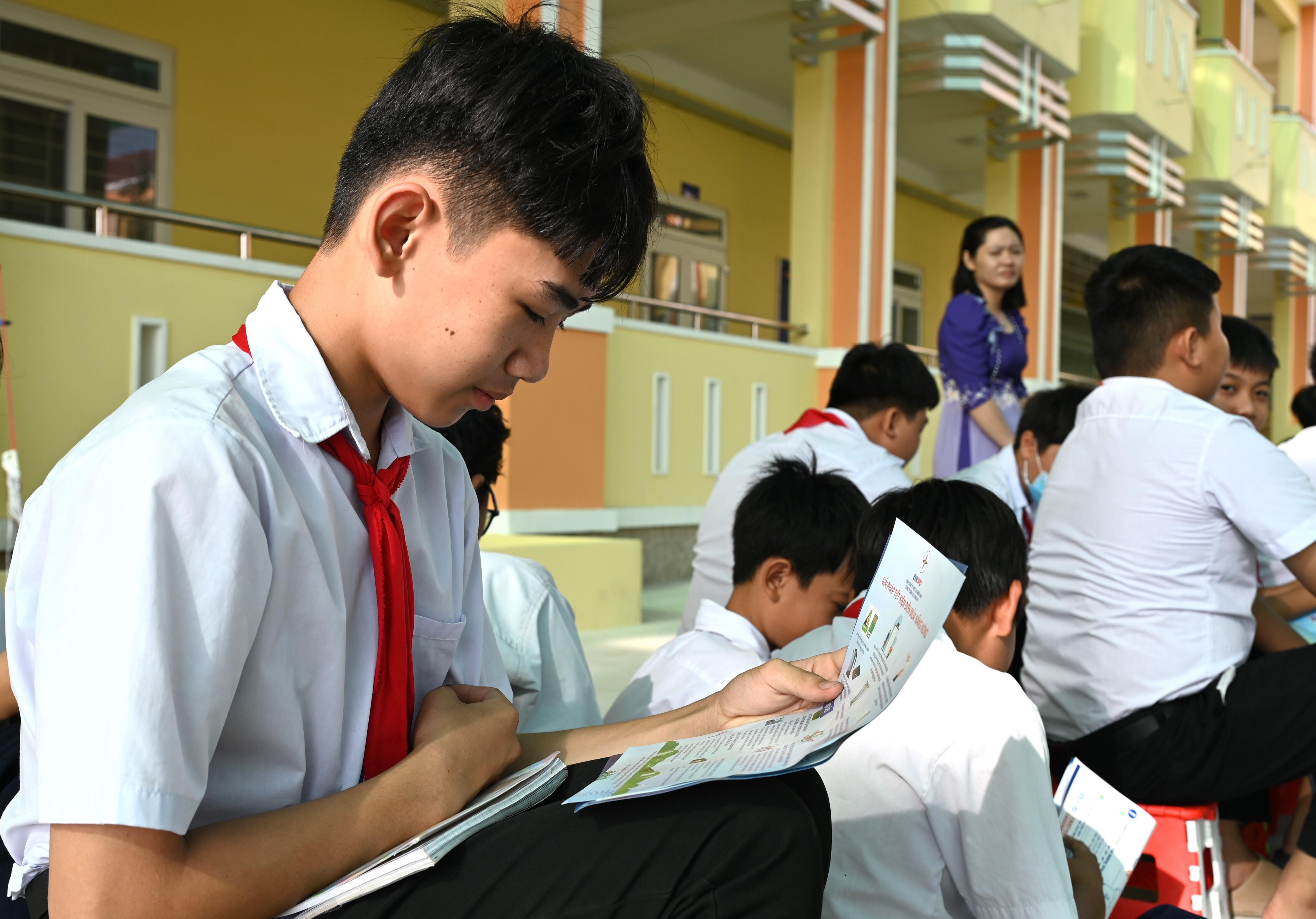 Học sinh tỉnh Tây Ninh hào hứng tìm hiểu thông tin về tiết kiệm điện