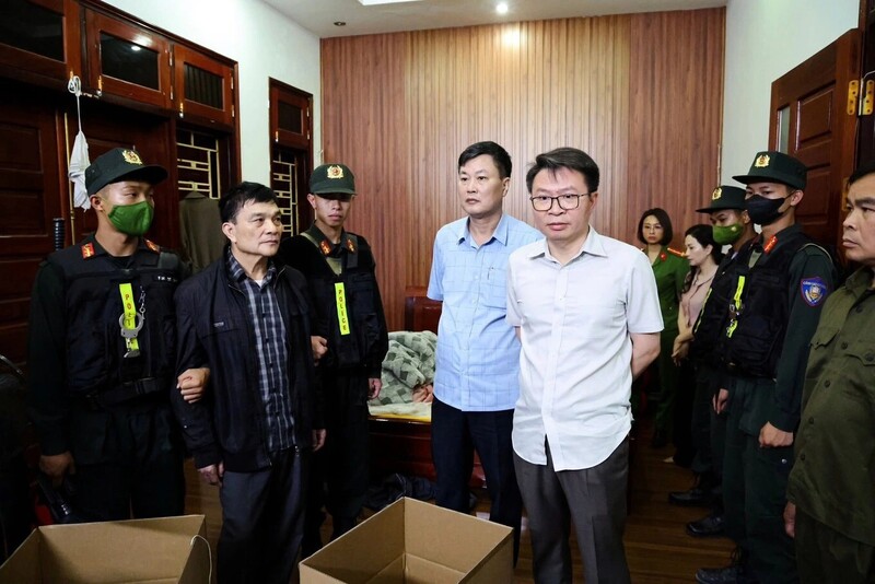 Thiếu tướng Nguyễn Minh Tuấn (mặc áo trắng), Giám đốc Công an tỉnh Phú Thọ trực tiếp chỉ đạo phá án. Ảnh: Công an tỉnh Phú Thọ