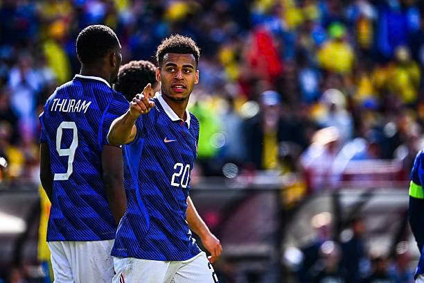 Doue tỏa sáng với một cú đúp cho Pháp.