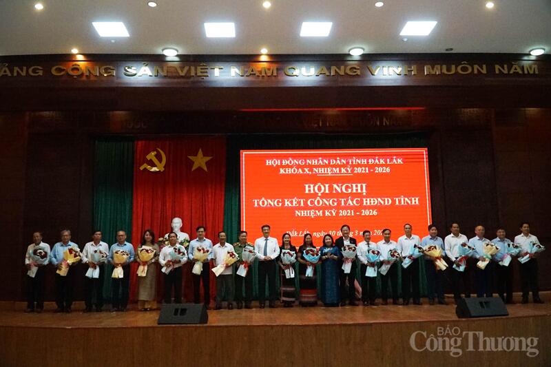 Tặng hoa cho những đại biểu HĐND tỉnh Đắk Lắk nhiệm kỳ 2021-2026 và thôi không tham gia trong nhiệm kỳ tới. Ảnh: Vũ Long.