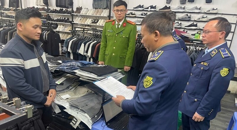 Lực lượng chức năng kiểm tra, tạm giữ hàng hoá giả mạo nhãn hiệu tỉnh Bắc Ninh. Ảnh: QLTTBN