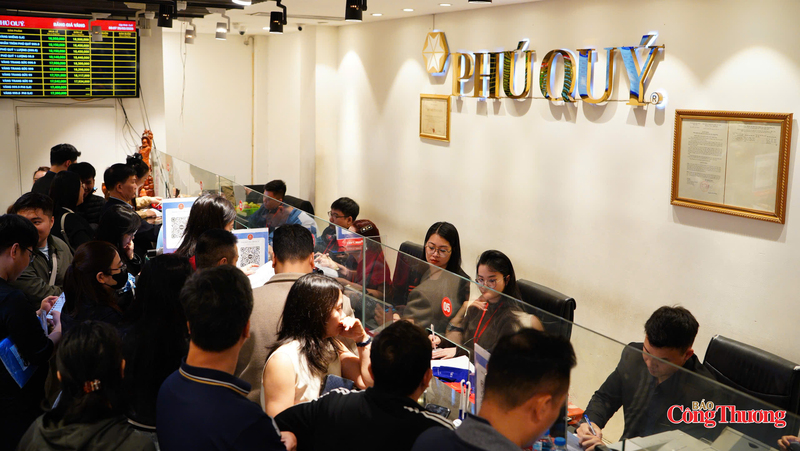 Nhà đầu tư cá nhân vẫn kiên trì tích lũy vàng bạc, coi đây là kênh tài sản dài hạn và phòng ngừa rủi ro. Ảnh: Thái Mạnh