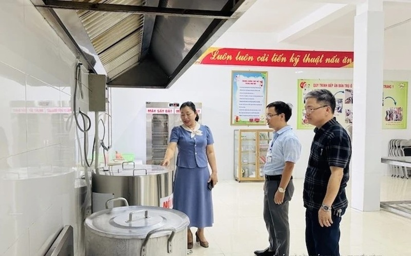 Chi cục An toàn vệ sinh thực phẩm Thanh Hoá đã chủ trì thành lập Đoàn kiểm tra, tiến hành kiểm tra tại các cơ sở thực phẩm, đặc biệt là các bếp ăn tập thể trong trường học trên địa bàn. Ảnh: An Nhiên