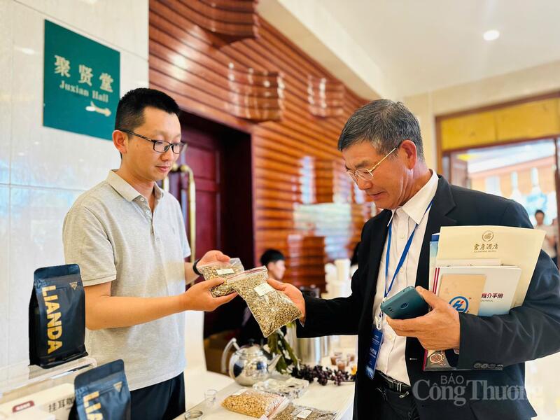 Các đối tác phía Trung Quốc cũng đánh giá cao các sản phẩm của phía Việt Nam