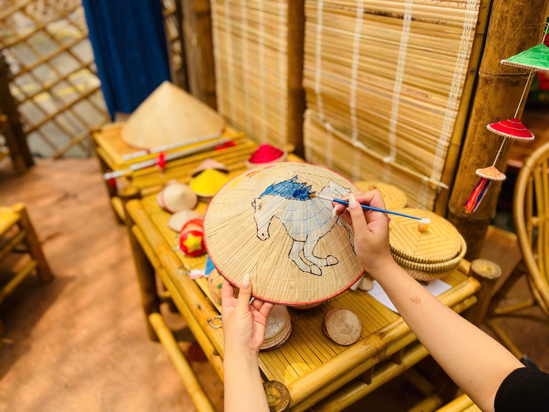 Chia sẻ với phóng viên Báo Công Thương, bà Nguyễn Thị Nguyệt, đại diện Ban Tổ chức triển lãm cho biết, “Trăm Nghề Trăm Nghệ” được kỳ vọng trở thành cầu nối đưa làng nghề truyền thống đến gần hơn với người dân, đặc biệt là thế hệ trẻ. Việc kết hợp giữa trưng bày và trải nghiệm giúp lan tỏa giá trị văn hóa, góp phần kích cầu tiêu dùng, mở rộng đầu ra cho sản phẩm thủ công, tạo động lực giúp các làng nghề phát triển trong bối cảnh thị trường hiện đại. Ảnh: Nhật Chi