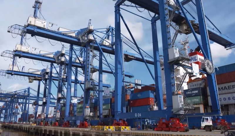 Trong quý I/2026, kim ngạch xuất khẩu hàng hóa của TP. Hồ Chí Minh đạt 22,06 tỷ USD (tăng 1,12%), do chịu ảnh hưởng từ căng thẳng địa chính trị tại Trung Đông. Ảnh: Minh Khuê.