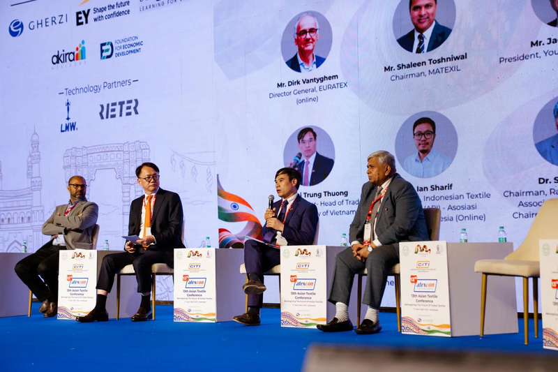 Ông Bùi Trung Thướng, thứ 2 từ phải sang, phát biểu tại ATEXCON 2026