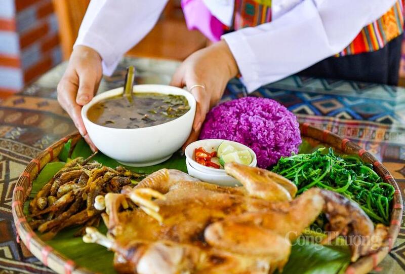 Không chỉ được hòa mình trong dòng nước trong vắt, mát lạnh, du khách còn có cơ hội thưởng thức nhiều món đặc sản của người dân bản địa như canh đắng, ốc đá, gà đồi, thịt trâu lá lồm, nem thính... (Ảnh: Quốc Anh)