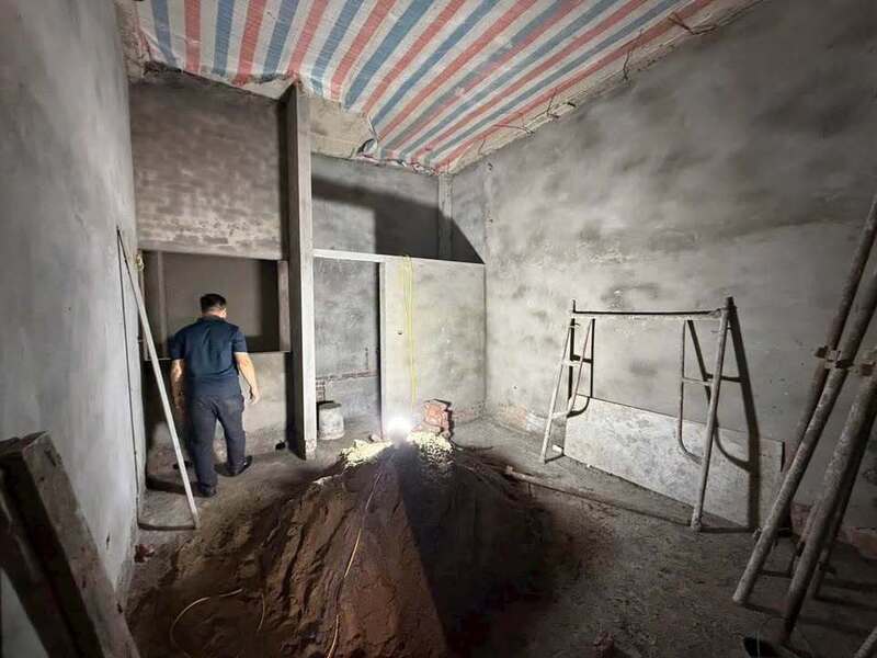 Người xây nhà lo lắng vì chi phí nguyên liệu đội giá. Ảnh: N.H