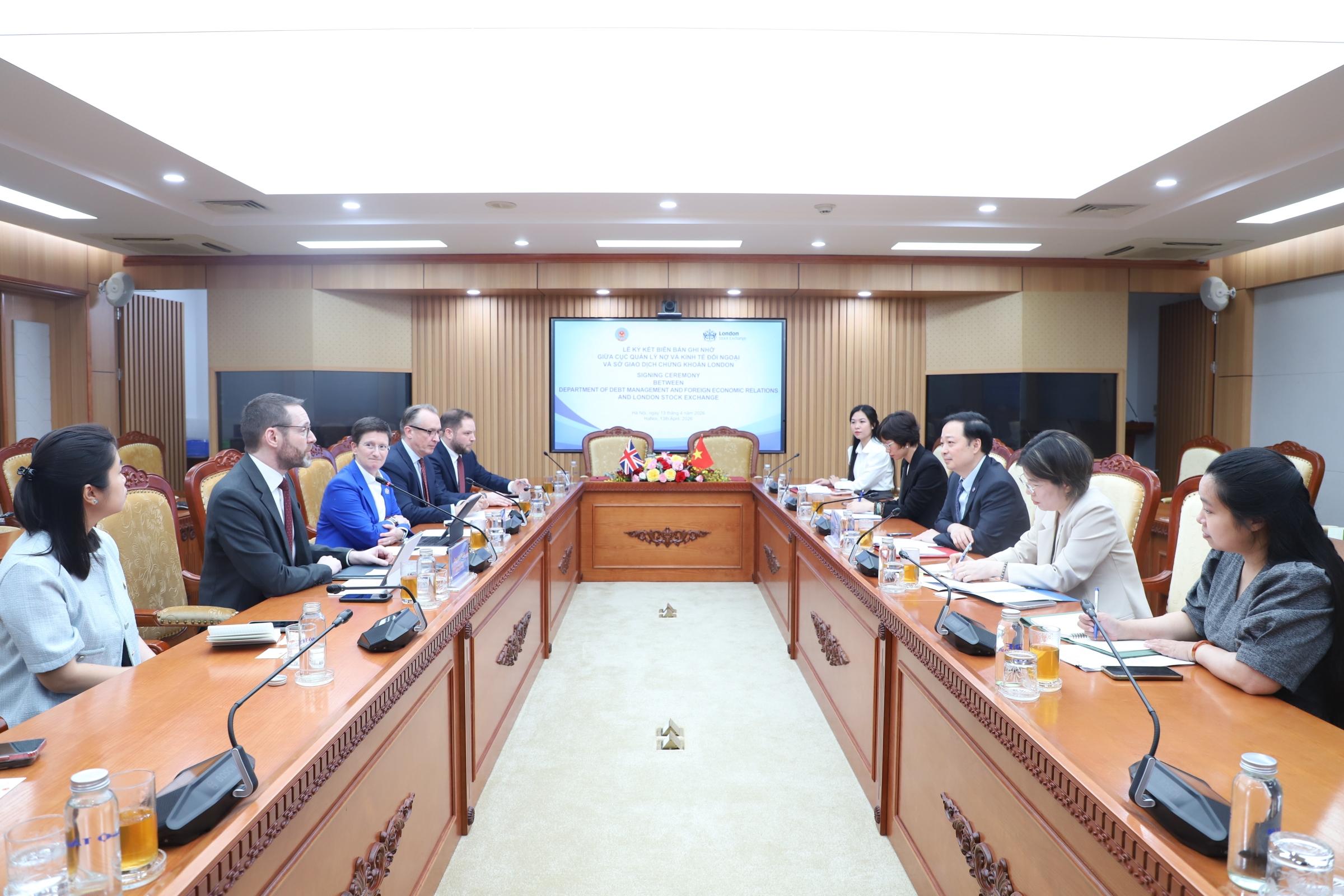 Đa dạng hóa kênh huy động trên thị trường vốn quốc tế Đa dạng hóa kênh huy động vốn, thu hút nguồn lực tài chính toàn cầu