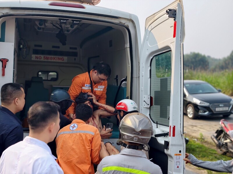 Nạn nhân được hỗ trợ đưa lên xe cấp cứu.