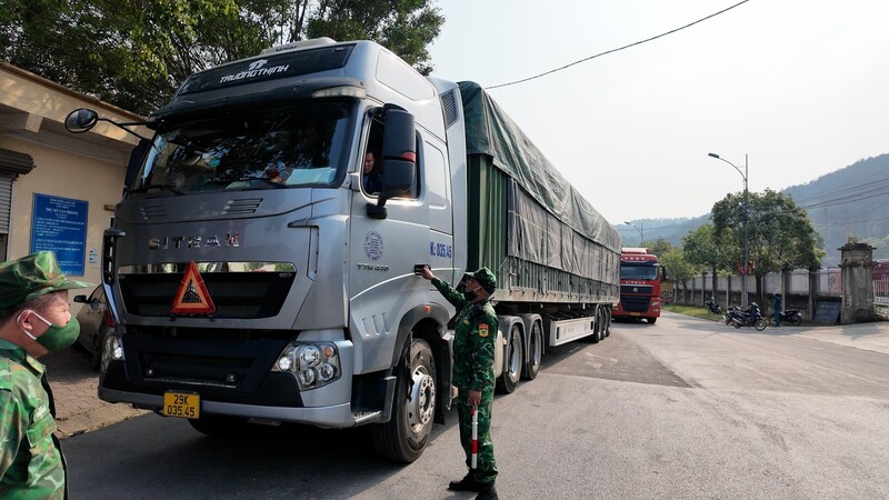 Lực lượng Biên phòng tỉnh Lạng Sơn kiểm tra phương tiện chở hàng hoá chuẩn bị qua Cửa khẩu Chi Ma. Ảnh: Đồng Cường