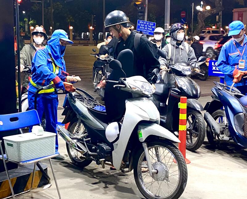 Giá xăng dầu hôm nay 15/4 thế giới quay đầu giảm mạnh. Ảnh: Phương Trang