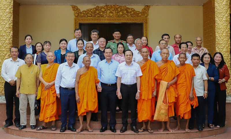 Bộ trưởng Bộ Dân tộc và Tôn giáo Nguyễn Đình Khang cùng Đoàn công tác chụp hình lưu niệm với chức sắc Hội Đoàn kết sư sãi yêu nước tỉnh Vĩnh Long. Ảnh: Dantoctongiao