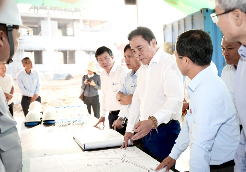 Chủ tịch UBND thành phố Huế chỉ đạo chủ đầu tư, đơn vị thi công đẩy nhanh tiến độ xây dựng Trường phổ thông nội trú liên cấp Tiểu học, Trung học cơ sở xã A Lưới 4. Ảnh: M. Hiếu