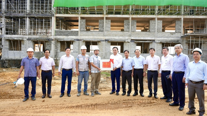 Lãnh đạo thành phố Huế tặng quà động viên đơn vị thi công xây dựng Trường phổ thông nội trú liên cấp Tiểu học, Trung học cơ sở xã A Lưới 4. Ảnh: M. Hiếu