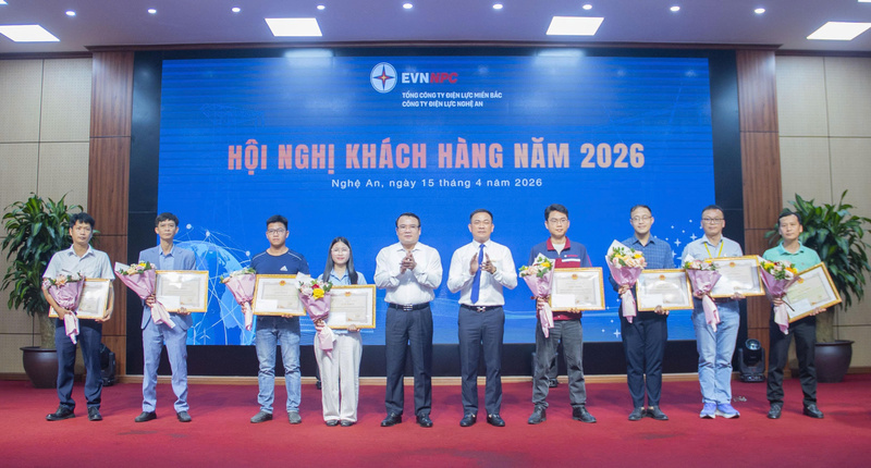 Phó Chủ tịch UBND tỉnh Nghệ An và Giám đốc Công ty Điện lực Nghệ An khen thưởng các khách hàng. Ảnh: Mai Liễu