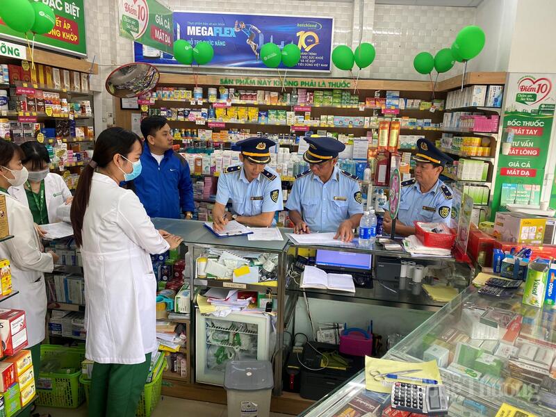 Đoàn kiểm tra liên ngành do Chi cục Quản lý thị trường tỉnh Lâm Đồng chủ trì kiểm tra tại cơ sở kinh doanh thuốc trên địa bàn. Ảnh: Lê Sơn