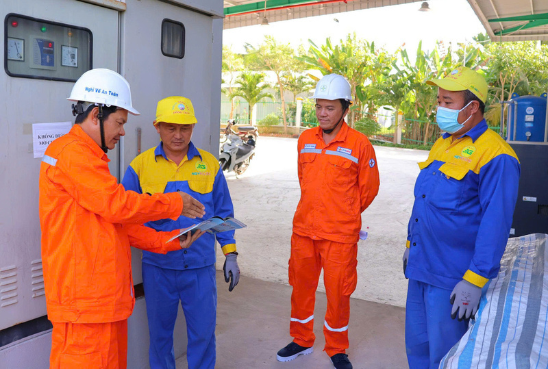 Nhân viên EVNSPC đẩy mạnh tuyên truyền tiết kiệm điện tại các doanh nghiệp. Ảnh: EVNSPC.