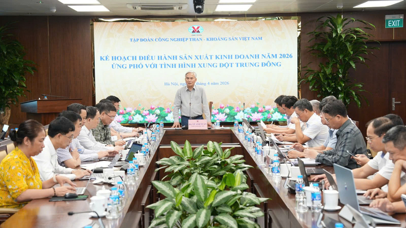 Ông Vũ Anh Tuấn - Tổng giám đốc Tập đoàn Công nghiệp Than - Khoáng sản Việt Nam chủ trì cuộc họp về kế hoạch điều hành sản xuất kinh doanh năm 2026. Ảnh: TKV