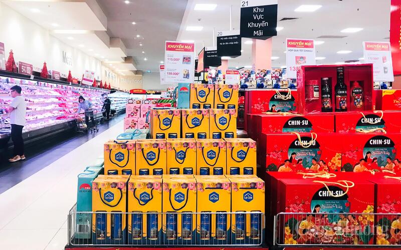 Các sản phẩm nước mắm Lê Gia được bày bán tại nhiều hệ thống siêu thị trên toàn quốc. Ảnh: Ngô Nhung