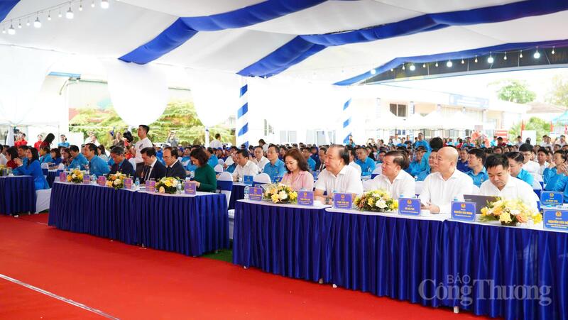 Các lãnh đạo đại diện các đơn vị, Cục, Vụ của Bộ Công Thương tham dự buổi lễ. Ảnh: Thái Mạnh