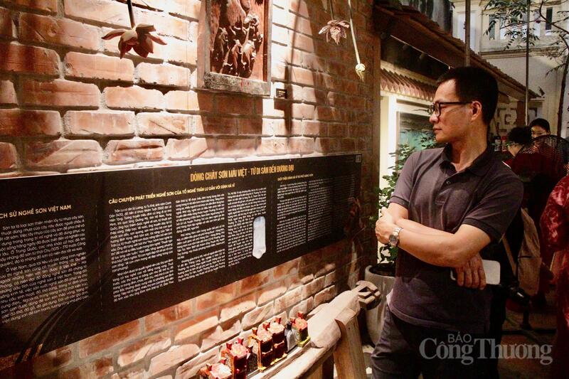 Các đại biểu và khách mời tham quan các sản phẩm sơn mài tại triển lãm.