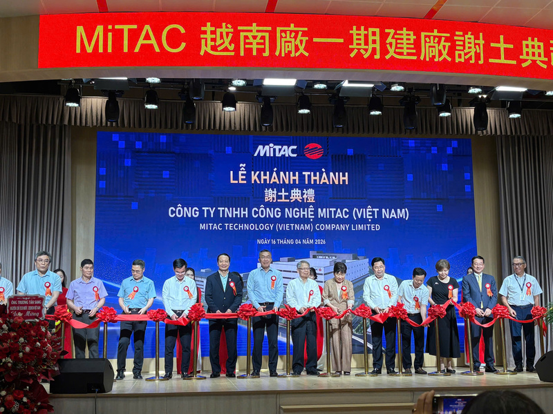 Các đại biểu thực hiện nghi thức khánh thành. Ảnh: Khắc Kiên